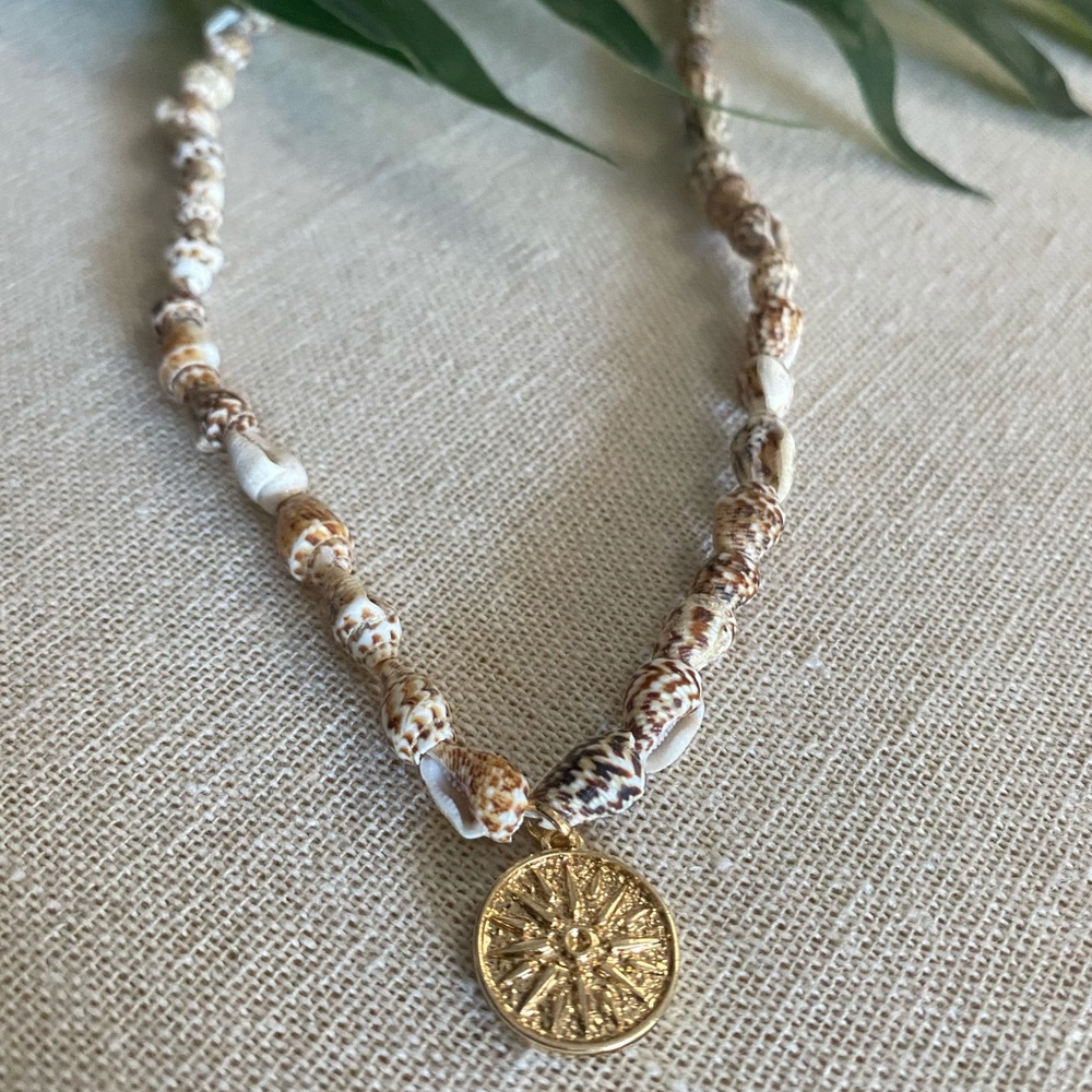 Beachy choker shell necklace